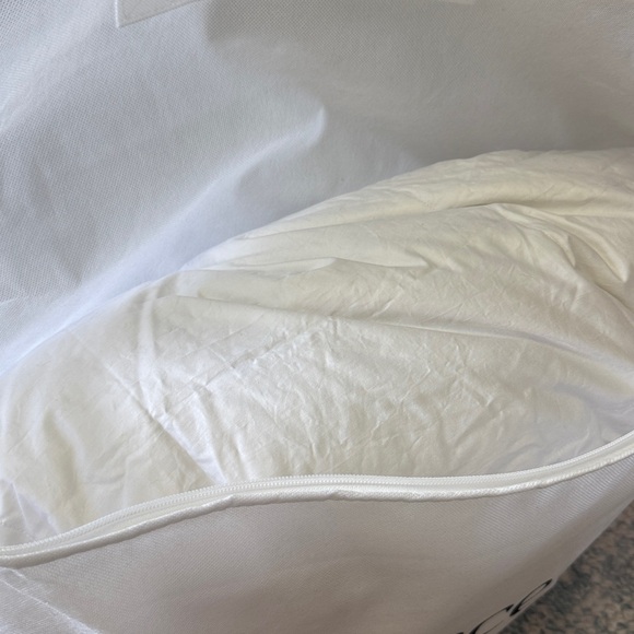 Quince Lightweight Luxe Goose Down Comforter - Picture 7 of 7